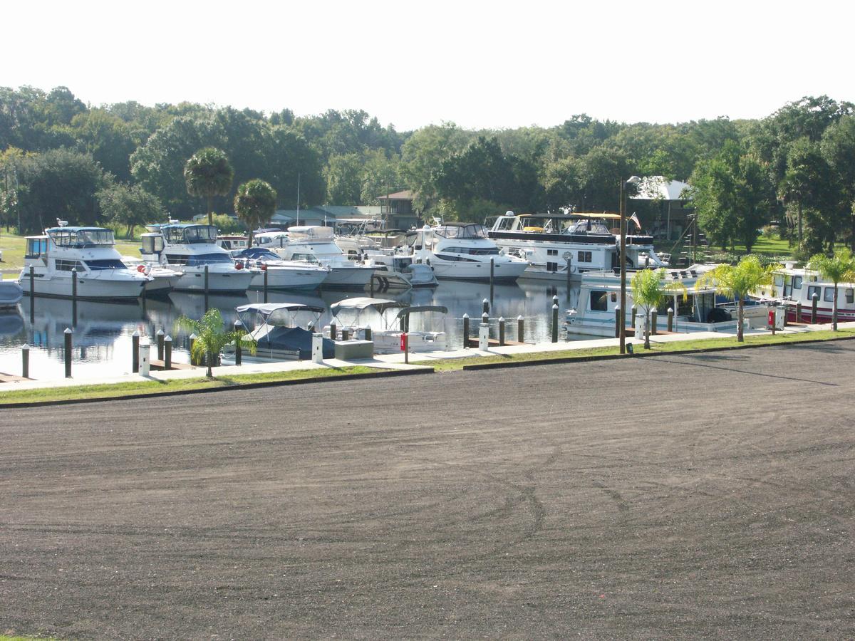 Big River Marina & Lodge Astor Eksteriør bilde